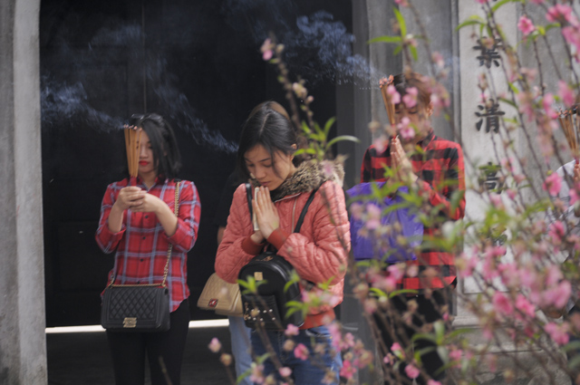 Giới trẻ nô nức đến chùa Hà cầu duyên, lò đốt vàng mã rừng rực lửa